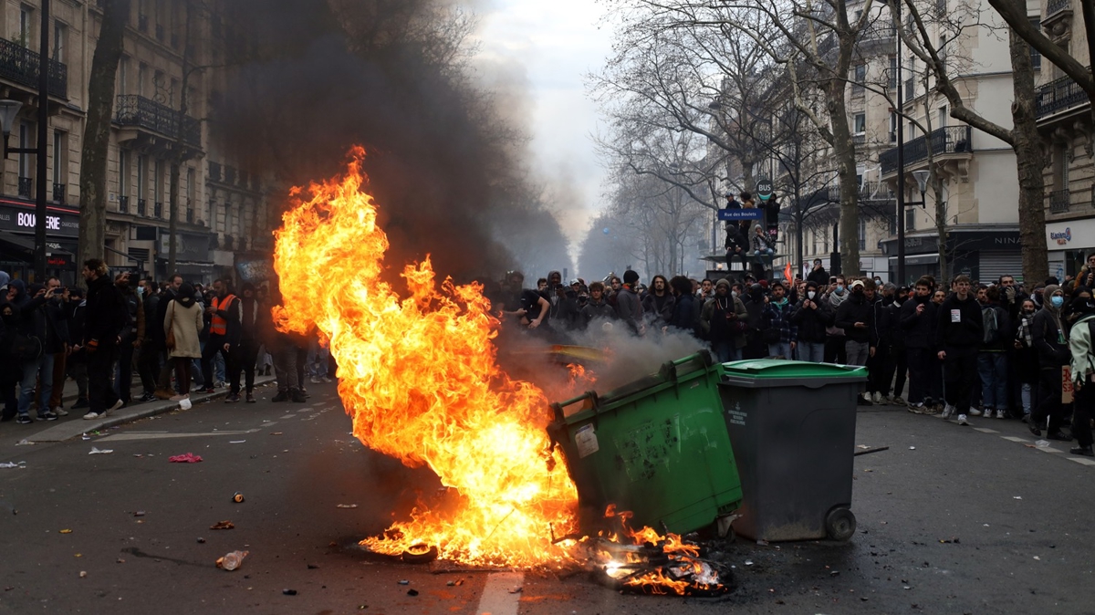 Fransa'da tansiyon dmyor! Polis ile protestocular arasnda arbede kt