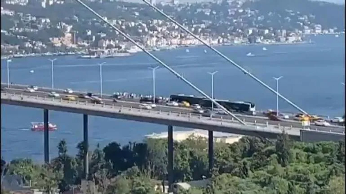 15 Temmuz �ehitler K�pr�s�'nde metrob�s ar�zas� nedeniyle trafik yo�unlu�u olu�tu