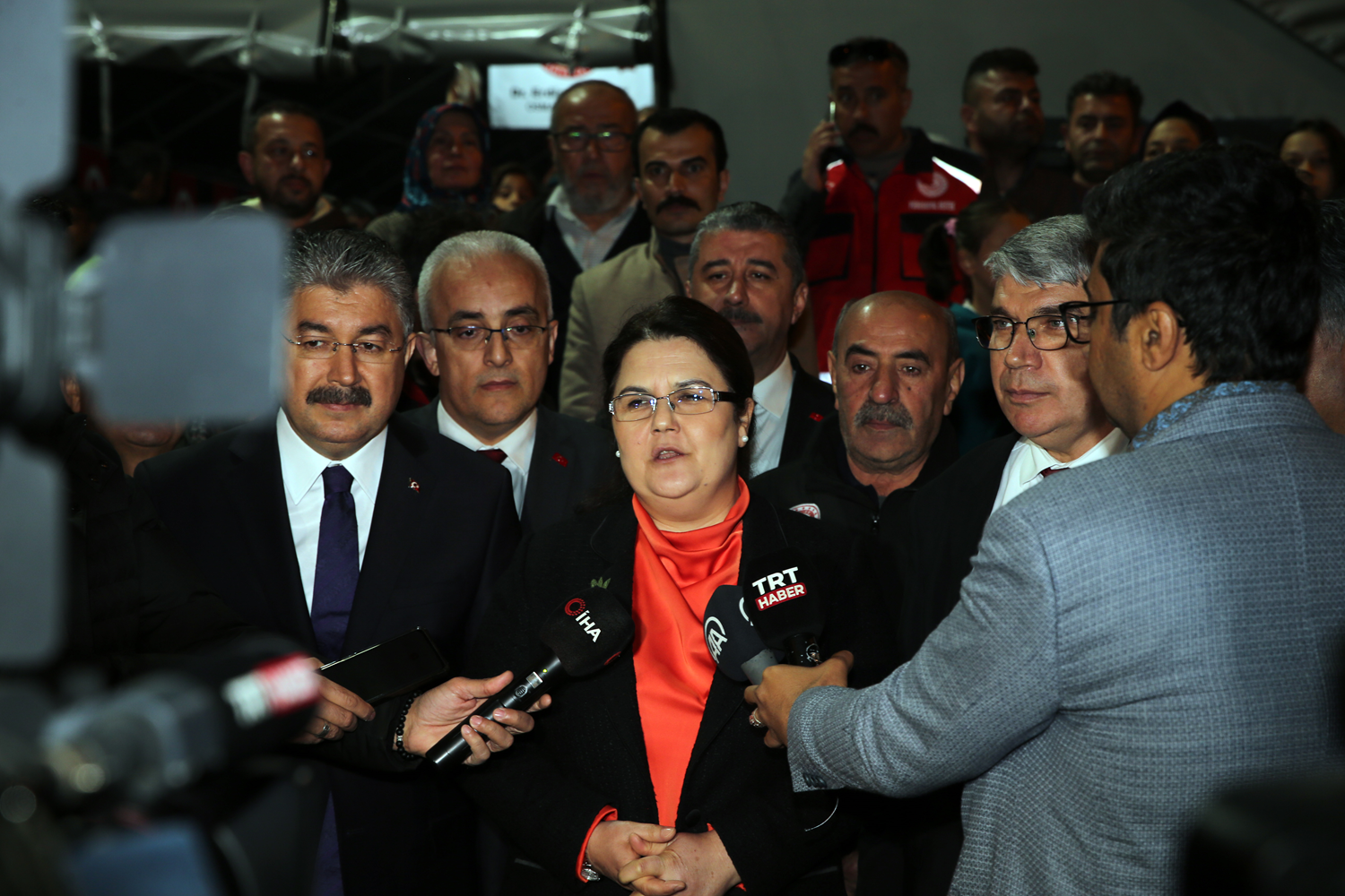 Bakan Derya Yan�k: Cumhurba�kan�m�z bizatihi deprem b�lgesini �ok yak�n takip ediyor