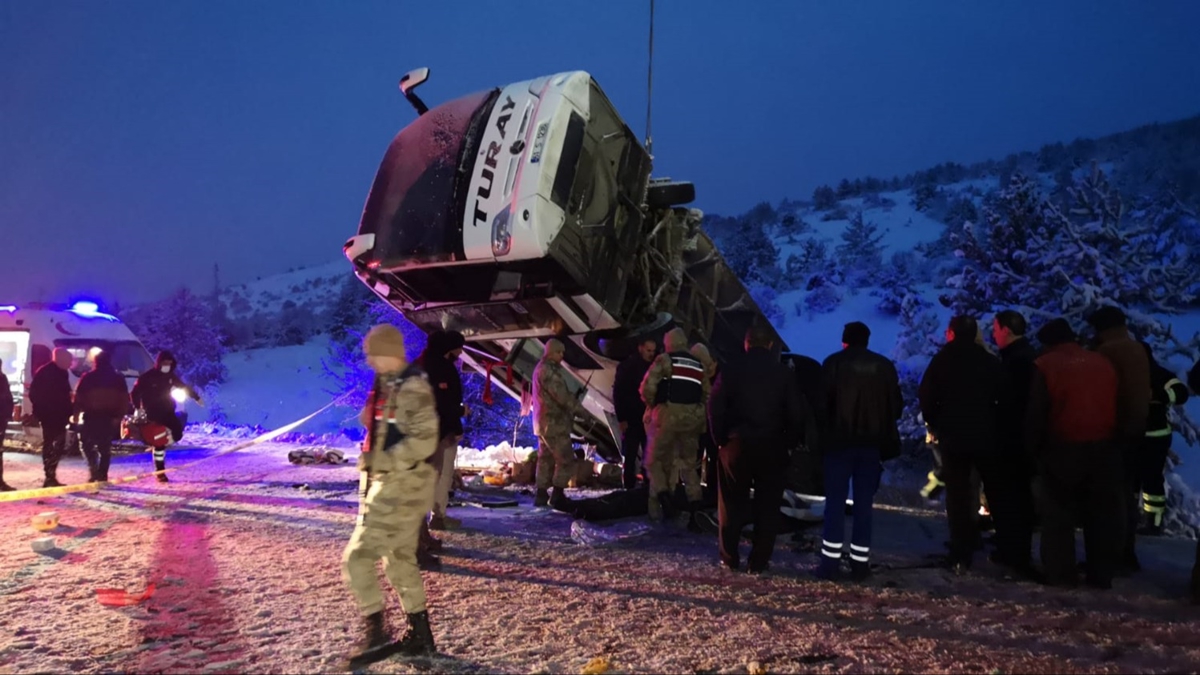 Erzincan'da yolcu otobs devrildi! l ve yarallar var