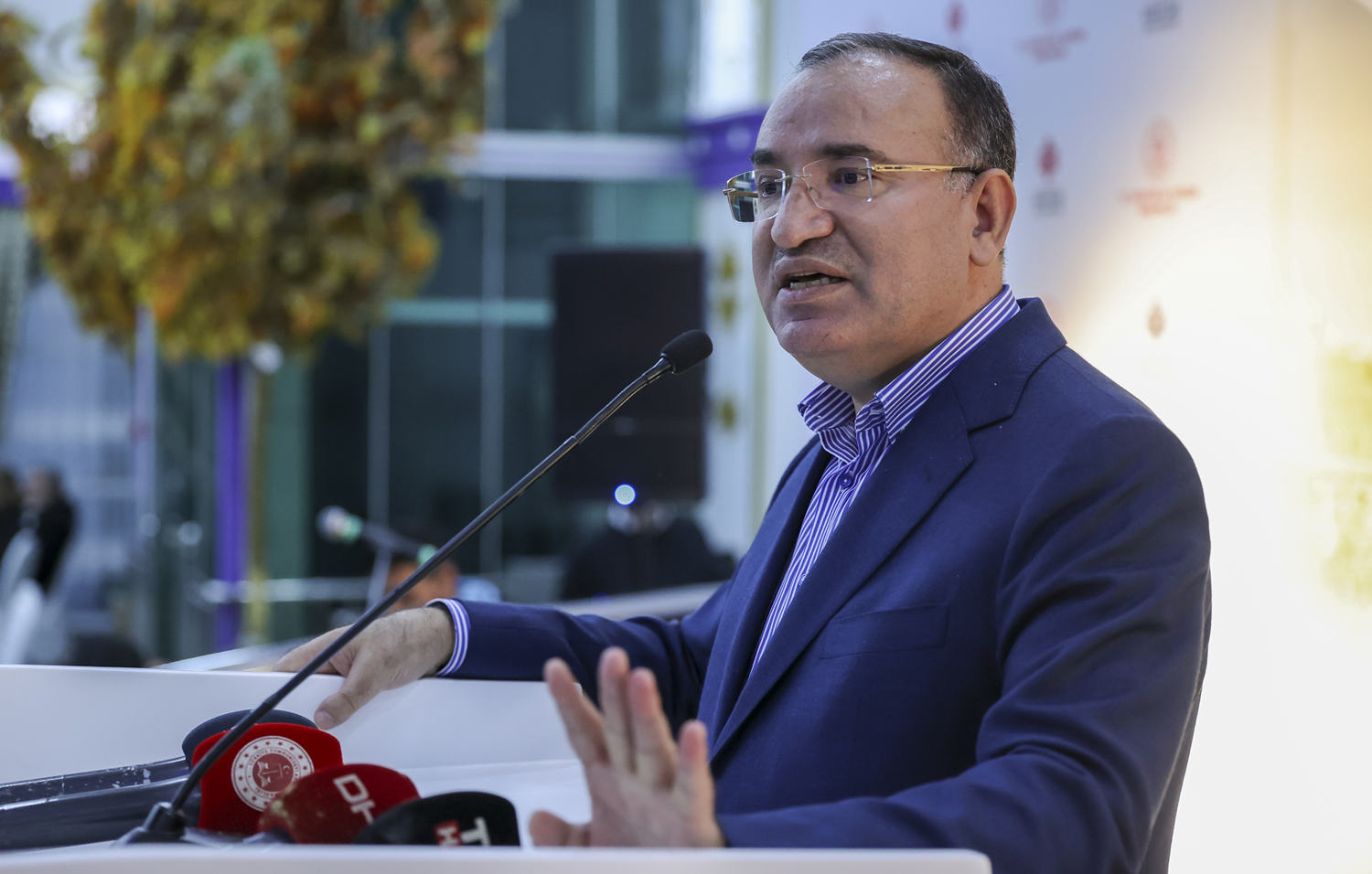 Adalet Bakan� Bozda�: Depremzedelere e�ya alabilmeleri i�in nakdi destekte bulunulacak