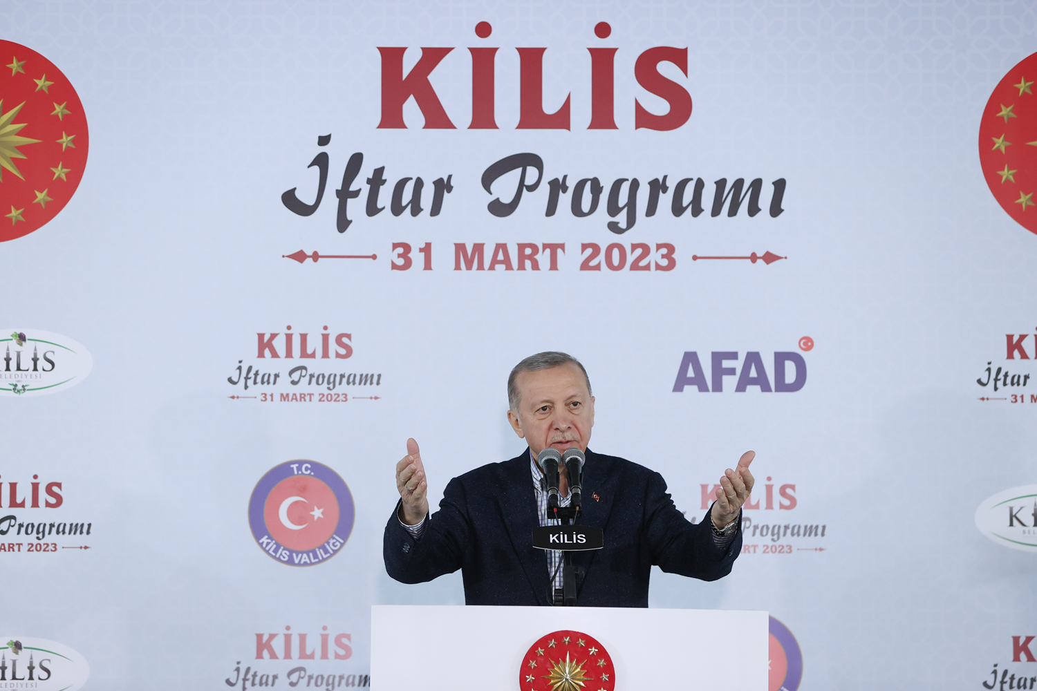 Cumhurba�kan� Erdo�an: Daha bir masay� idare edemeyenlerin T�rkiye'yi idare etmesi beklenemez