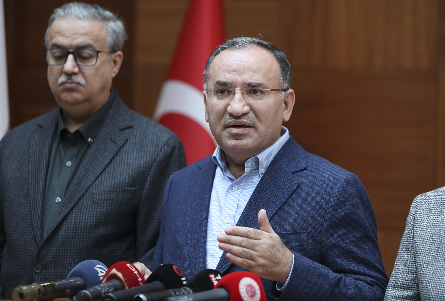 Bakan Bozda�: Ak�ener'i Cumhurba�kan�m�zdan �z�r dilemeye davet ediyorum