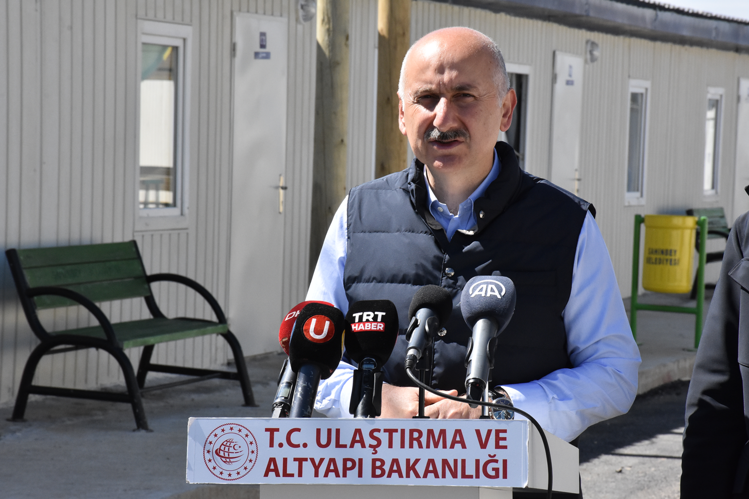 Bakan Karaismailo�lu: B�t�n deprem b�lgesindeki illerimizi yeniden in�a edece�iz