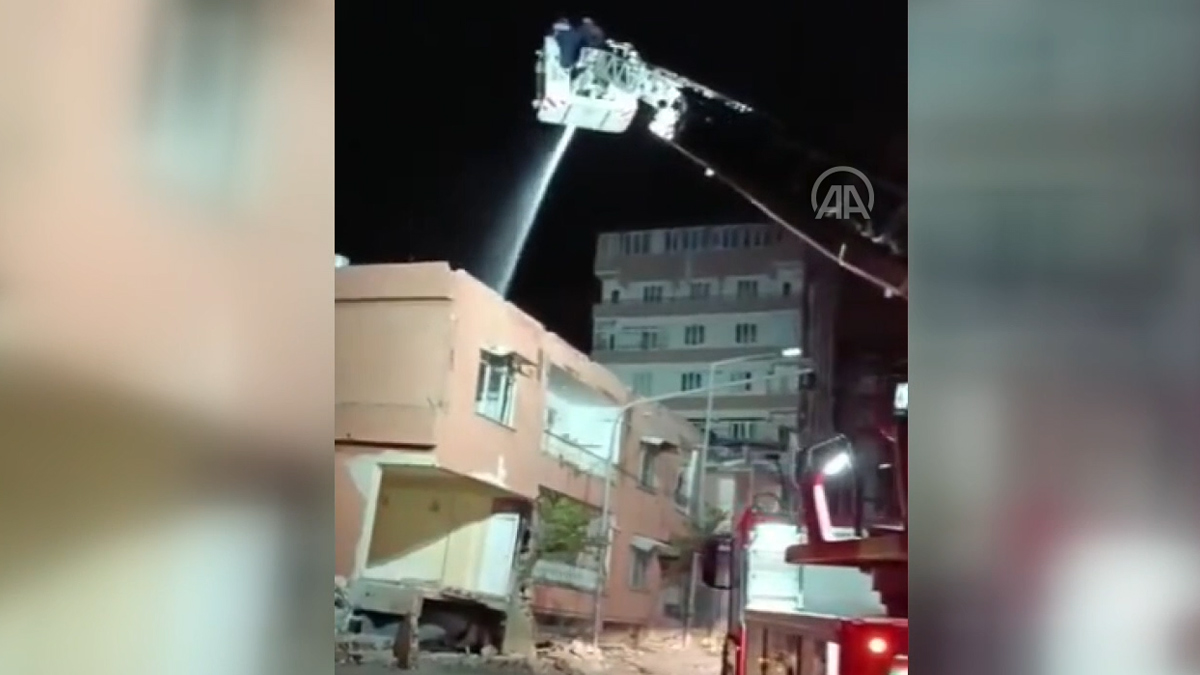 Depremde a��r hasar alan binadaki yang�n s�nd�r�ld�