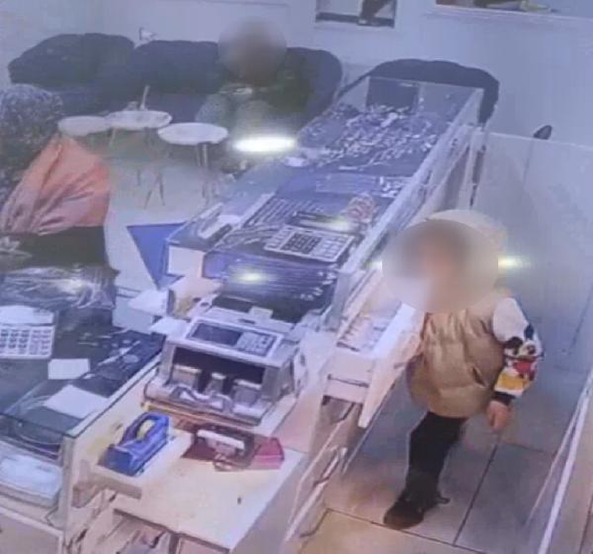 �stanbul'da ak�lalmaz soygun! 2 �ocuk 4 milyon liral�k alt�n �ald�