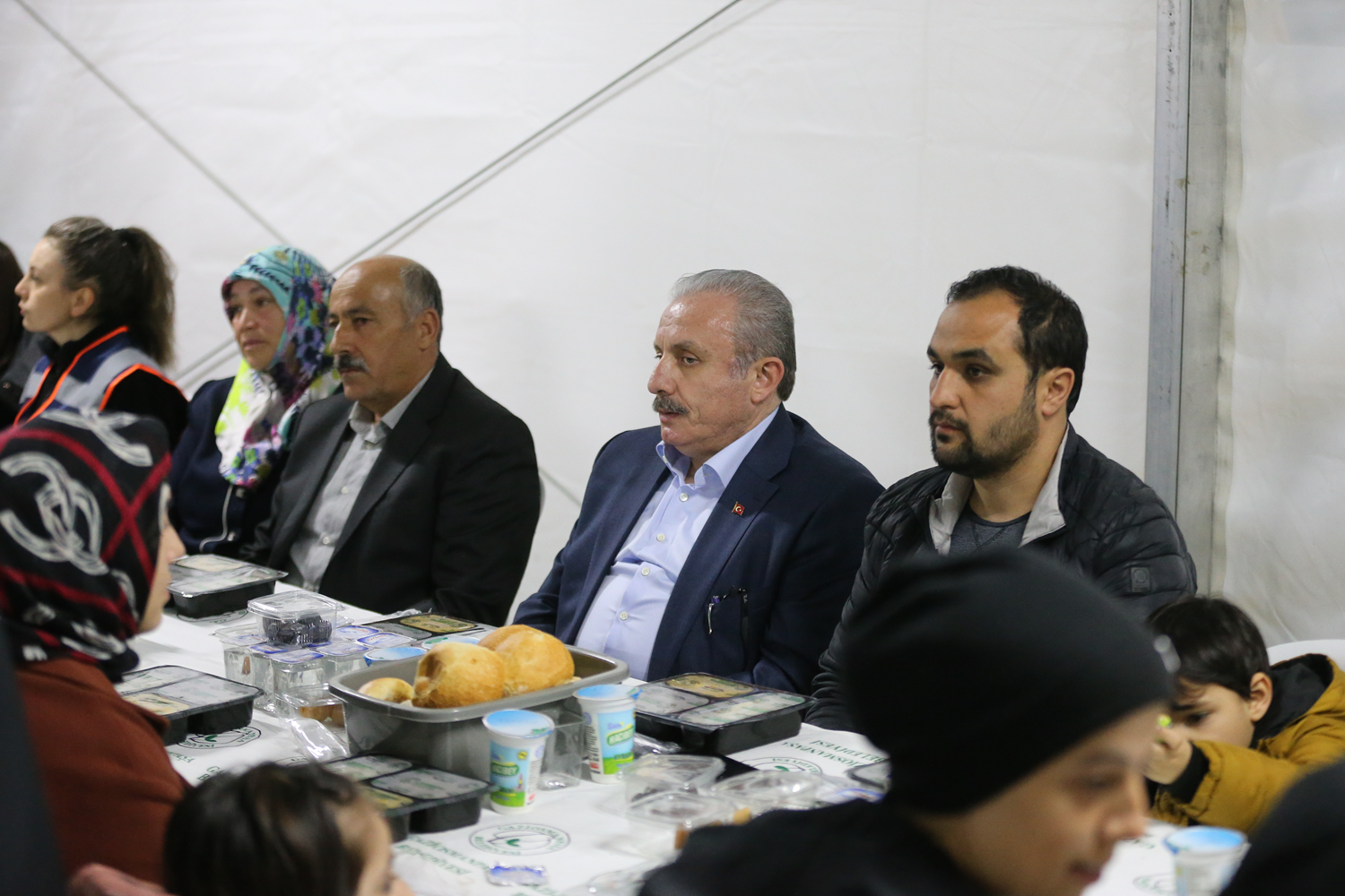 TBMM Ba�kan� �entop, Kahramanmara�'ta depremzedelerle �ad�r kentte iftar yapt�