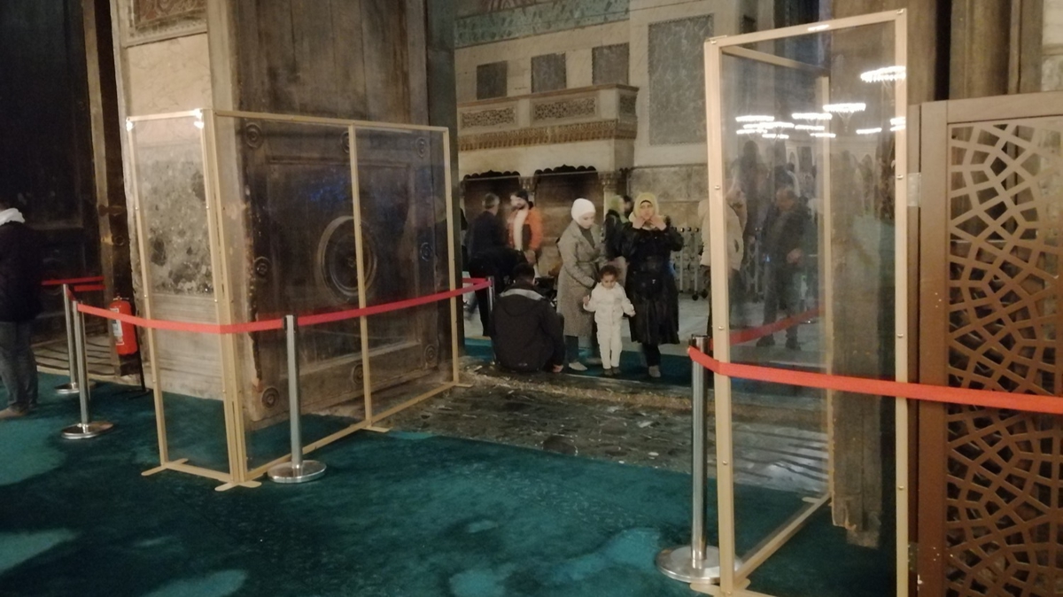 Ayasofya-i Kebir Camii'ndeki imparatorluk kapsna cam blmeli koruma 