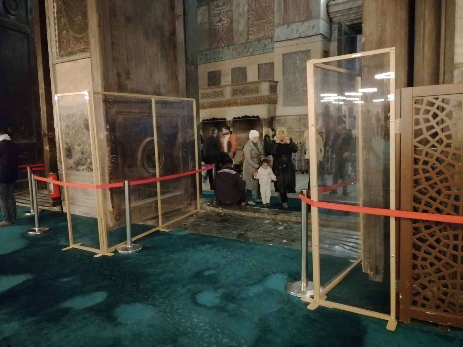 Ayasofya-i Kebir Camii'ndeki imparatorluk kapsna cam blmeli koruma