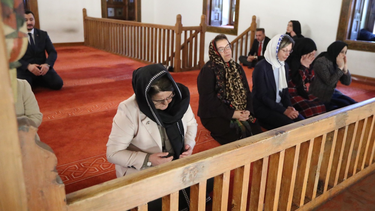 Bakan Derya Yan�k, depremde vefat edenler i�in verilen mevlide kat�ld�