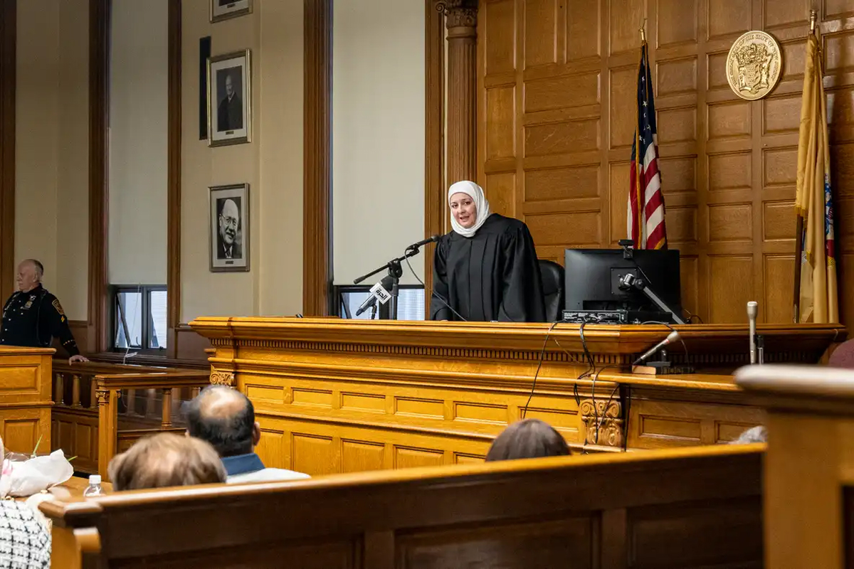 Eyaletin ilk ba��rt�l� hakiminin ilk duru�mas�nda T�rk avukat detay�