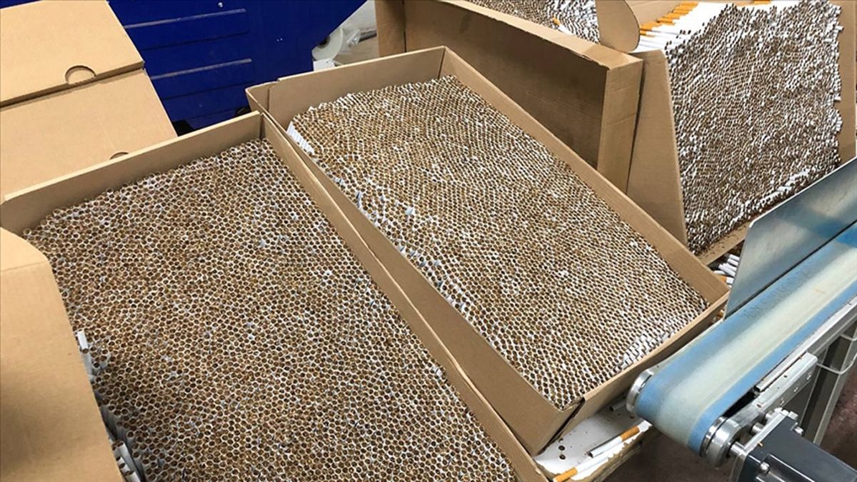 �zmir polisinden tarihi operasyon: 672 milyon 490 bin ka�ak makaron ele ge�irildi