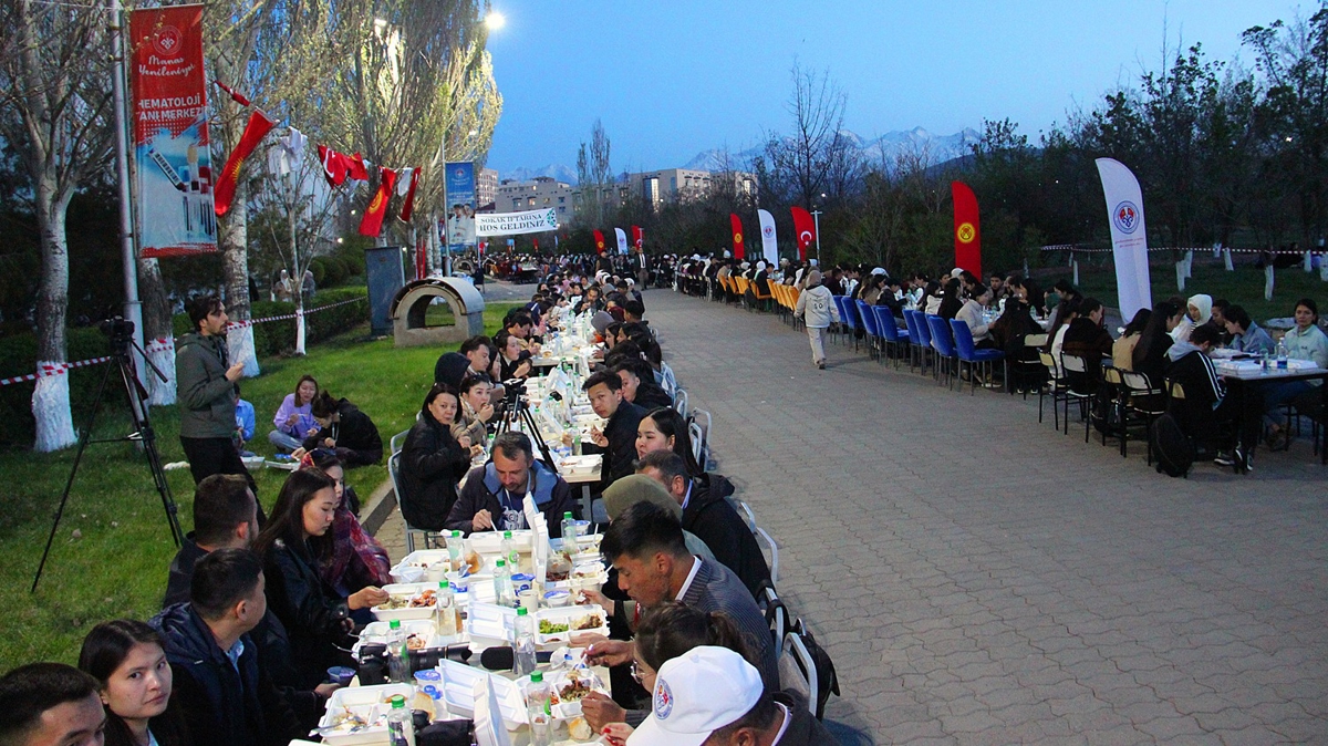 Krgzistan'da yaklak 3 bin kiinin katlmyla sokak iftar dzenledi 