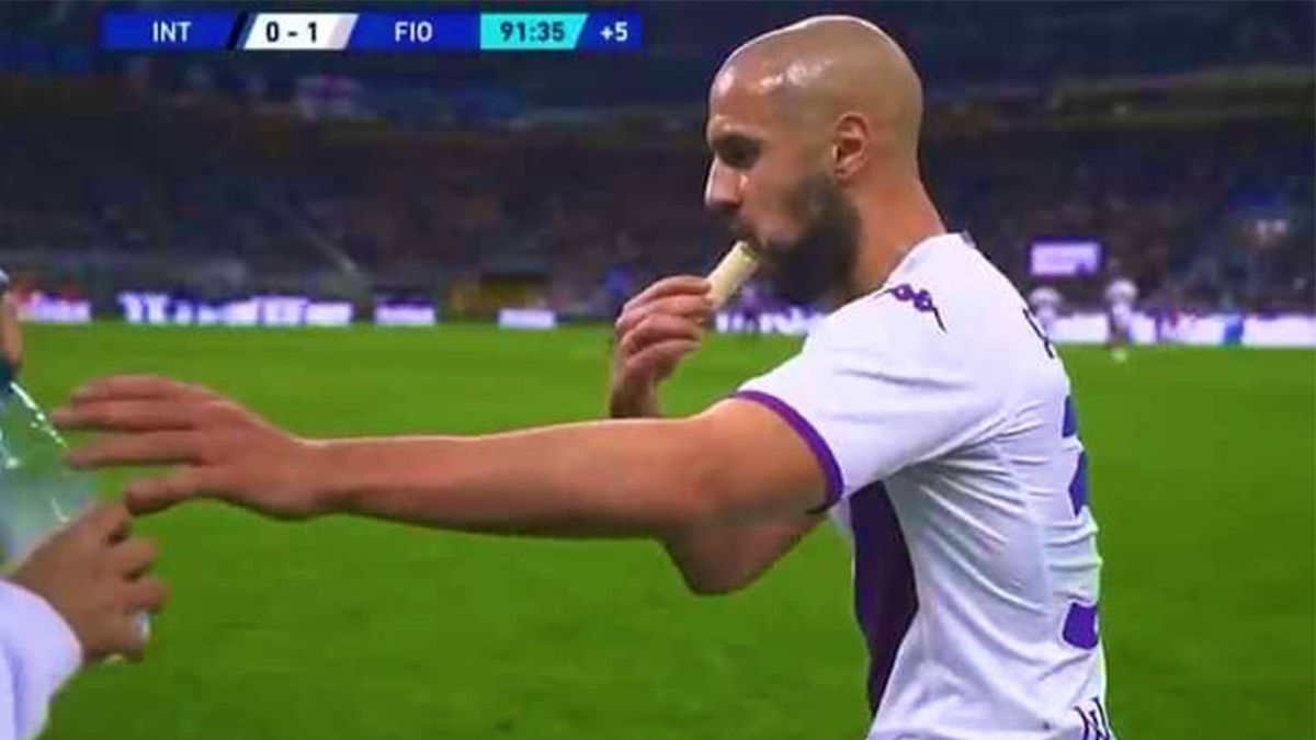 Sakatl�k numaras� yapt�, tak�m arkada�� orucunu a�t�!