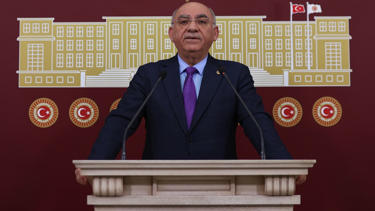 AK Parti'li Karahocagil'den Kldarolu'na ''seccade'' tepkisi