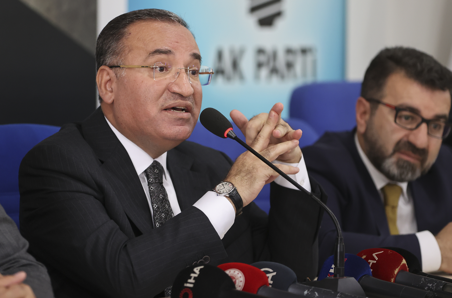 Bakan Bozda� sert ��kt�: Adeta milletin akl�yla alay ediyorlar!