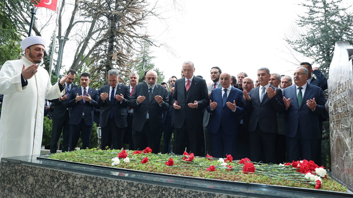 Cumhurbakan Erdoan, Alparslan Trke'in kabrini ziyaret etti