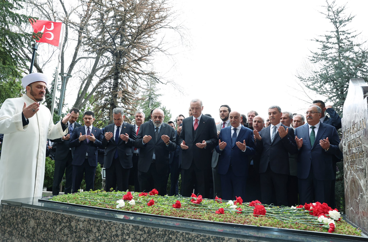Cumhurbakan Erdoan, Alparslan Trke'in kabrini ziyaret etti