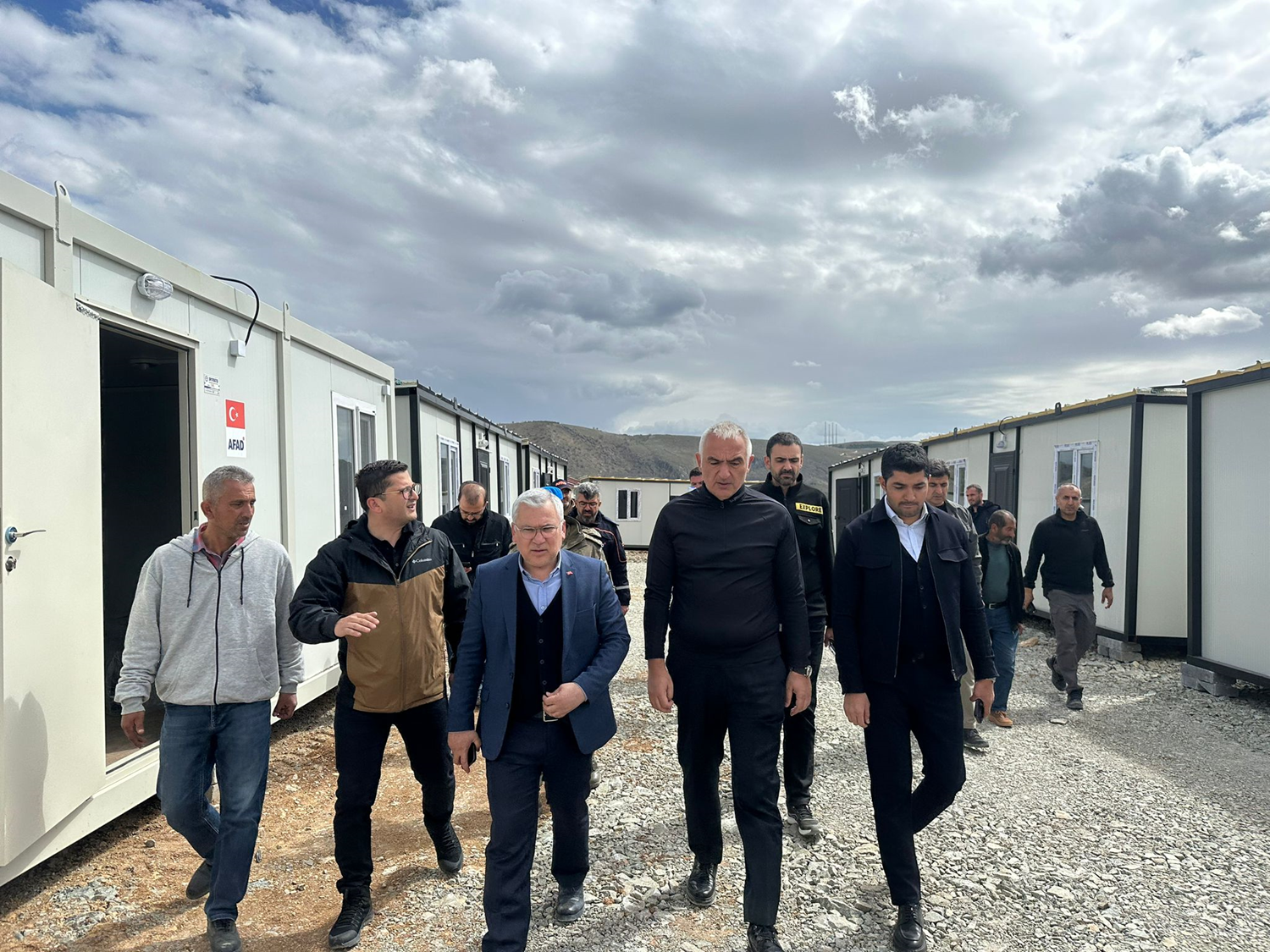 Bakan Ersoy, depremlerden etkilenen Malatya'da incelemelerini s�rd�rd�