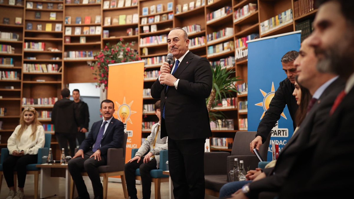 Bakan �avu�o�lu, Ba�kent Millet Bah�esi'nde gen�lerle bir araya geldi