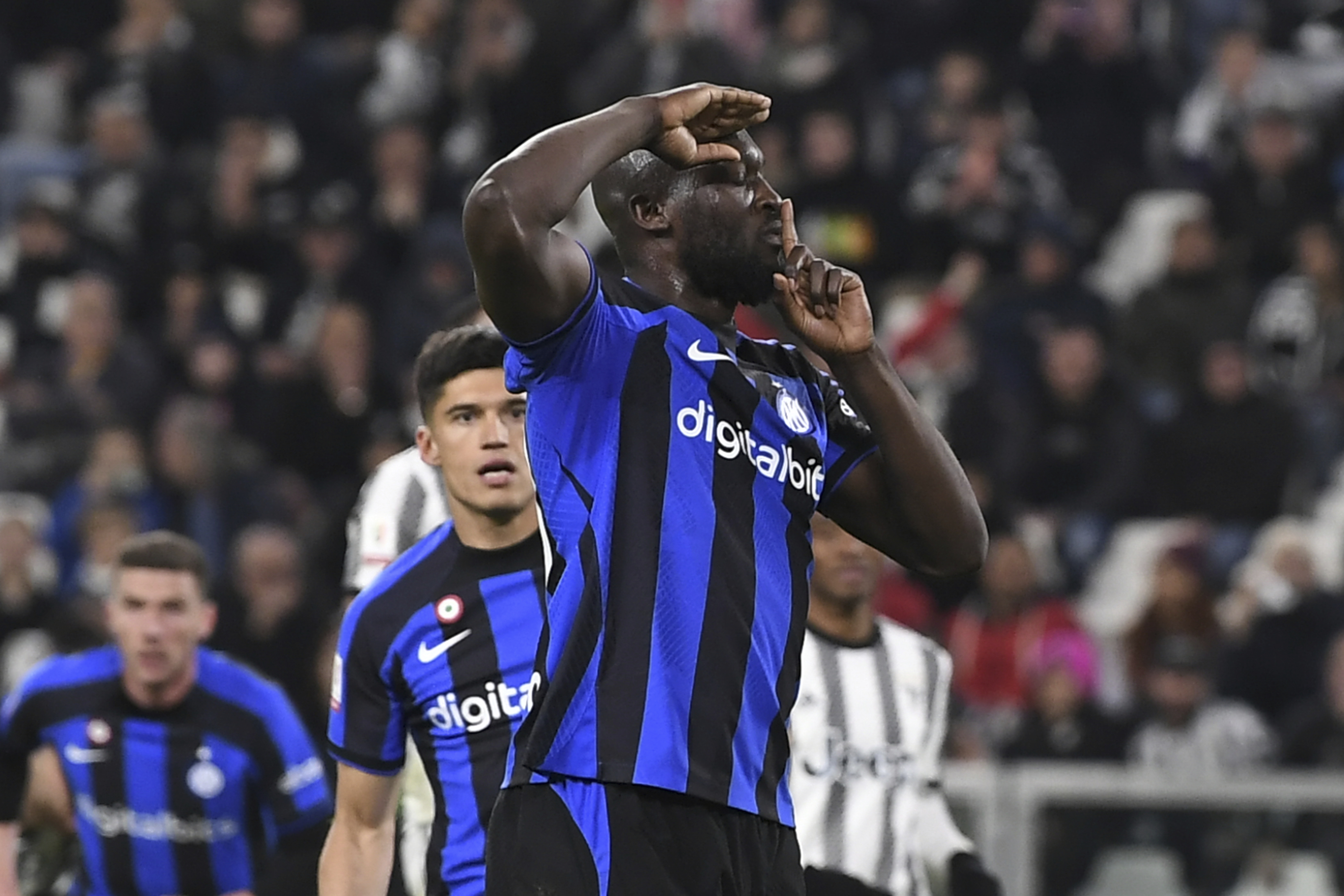 Juventus'a �rk�� tezah�ratlar nedeniyle ceza verildi