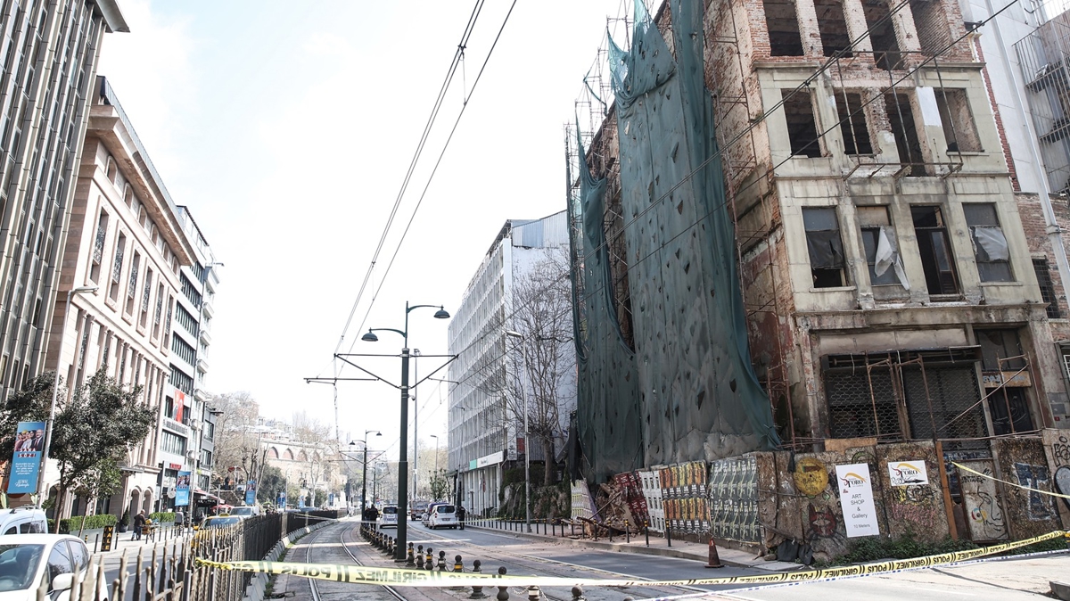 Beyolu'nda yklma riski bulunan tarihi metruk binada ksmi kmeler yaanyor