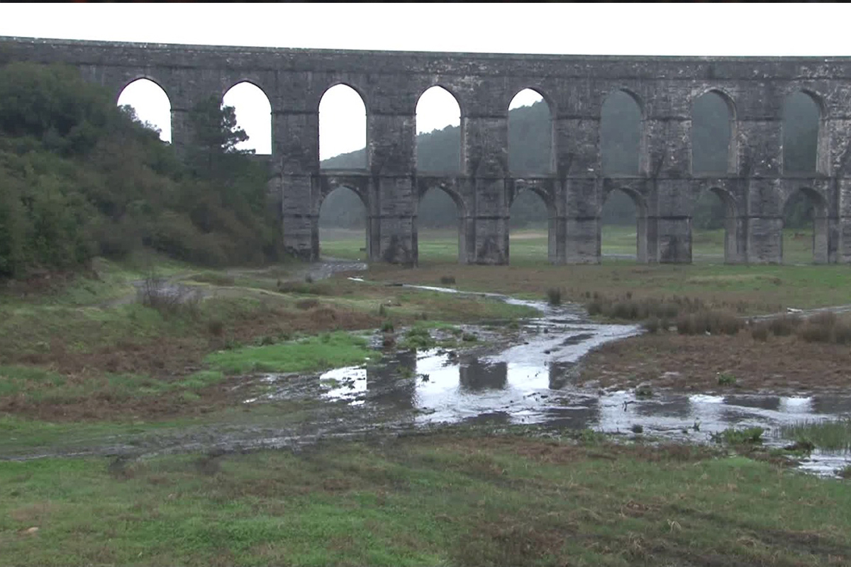 Sultangazi'de �SK�'nin patlatt��� borudaki la��m suyu g�nlerdir Alibey Baraj�'na ak�yor