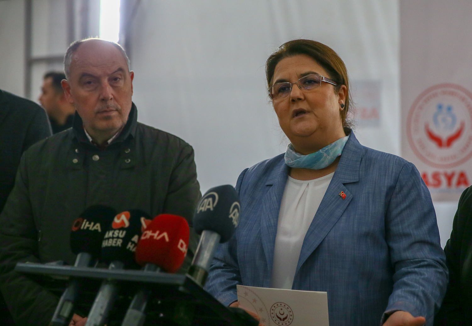 Bakan Derya Yan�k'tan 'refakatsiz �ocuklara' ili�kin a��klama: Kurulu� bak�m�na al�nd�lar