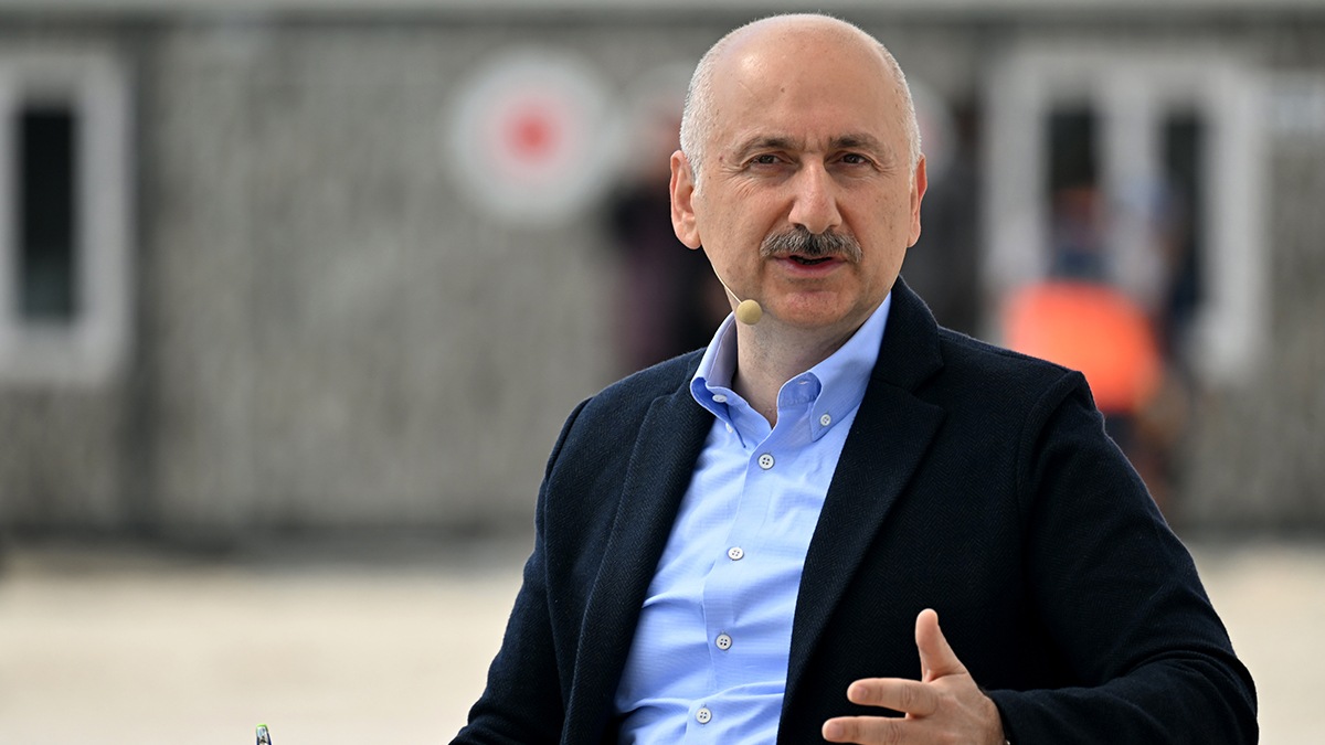 Bakan Karaismailo�lu �BB'ye sert ��kt�: Kapatmak hangi akla s��ar!
