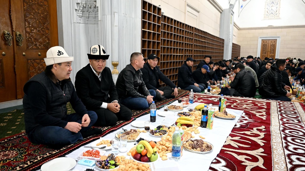Krgzistan Cumhurbakan Caparov, mam Serahsi Camisi'nde iftar verdi 