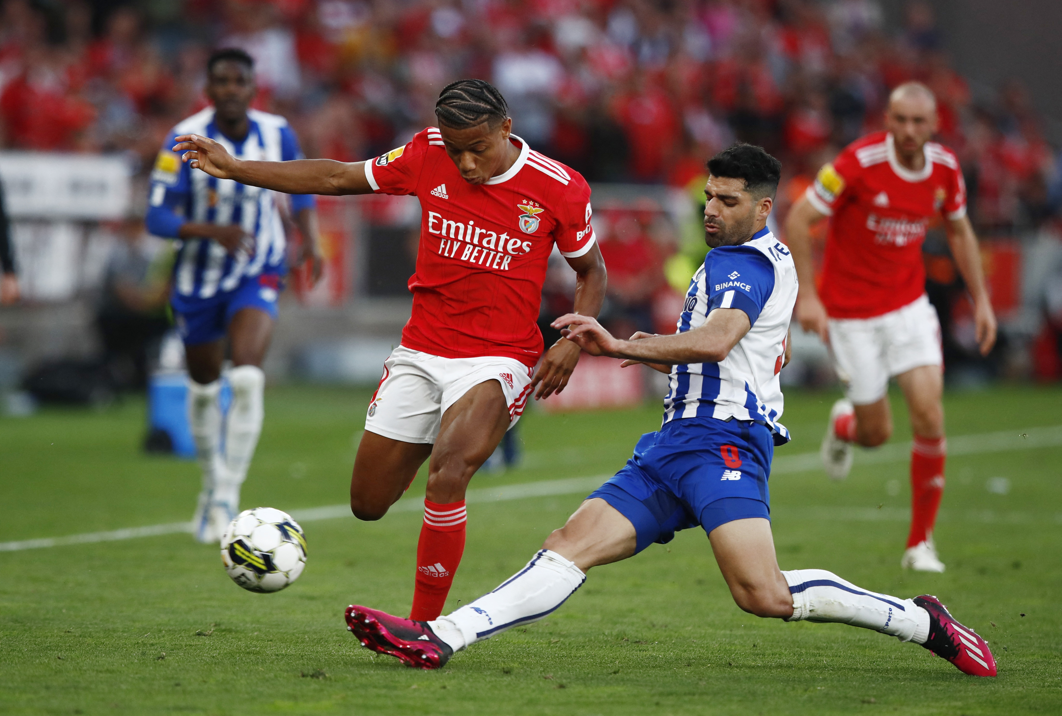 Porto'dan lider Benfica'ya �elme