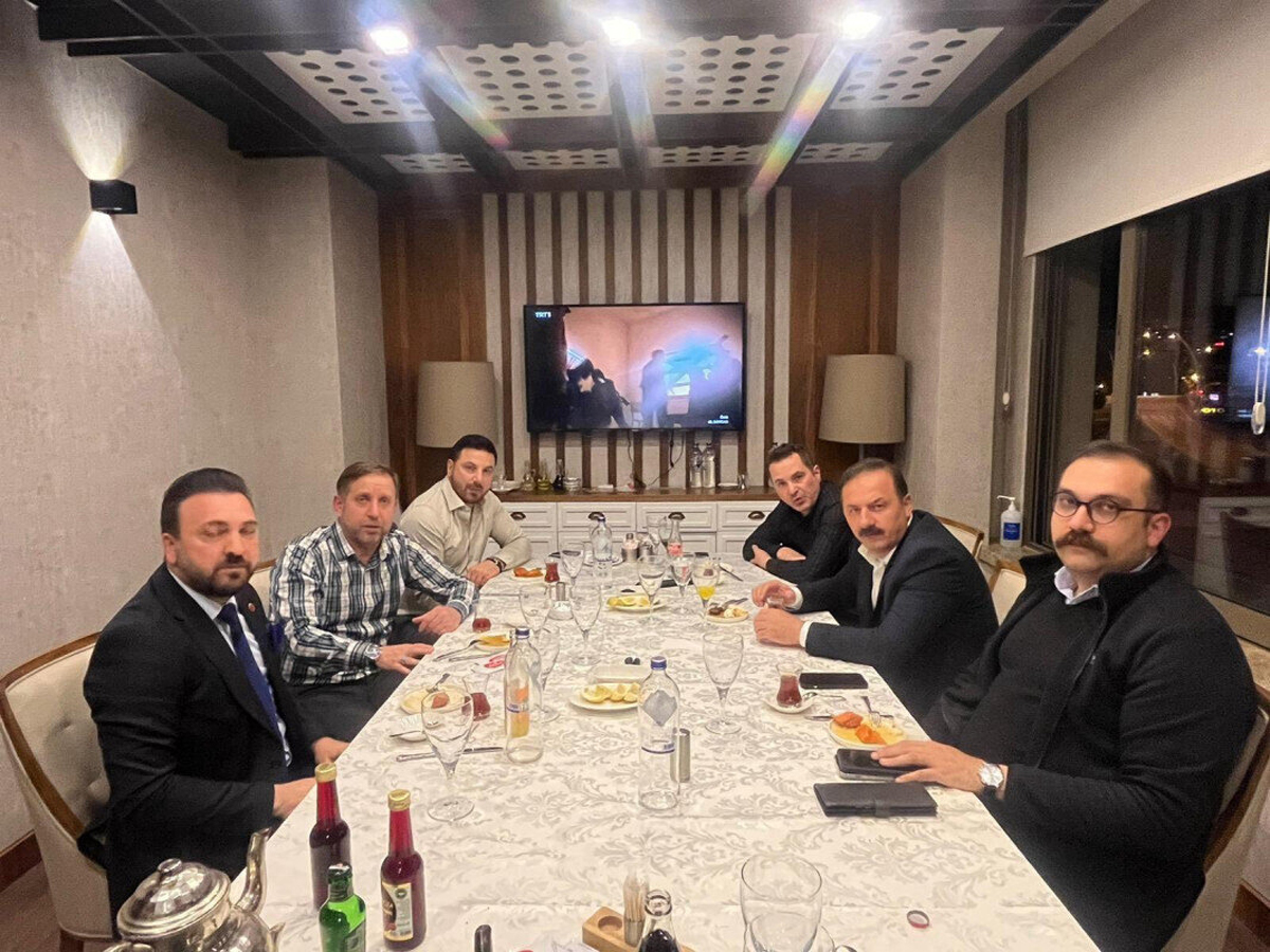 Siyasi kulisleri heyecanland�ran kare! Yavuz A��ralio�lu ile bir araya geldiler