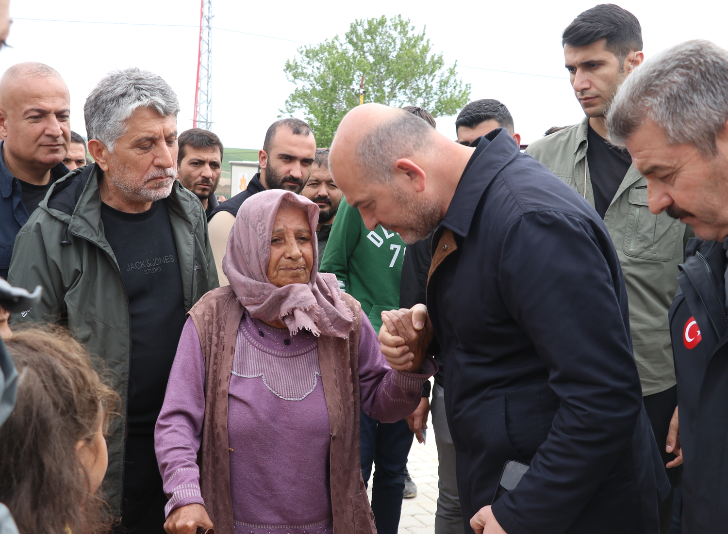 Bakan Soylu, Hatay'da depremzedeleri  ziyaret etti