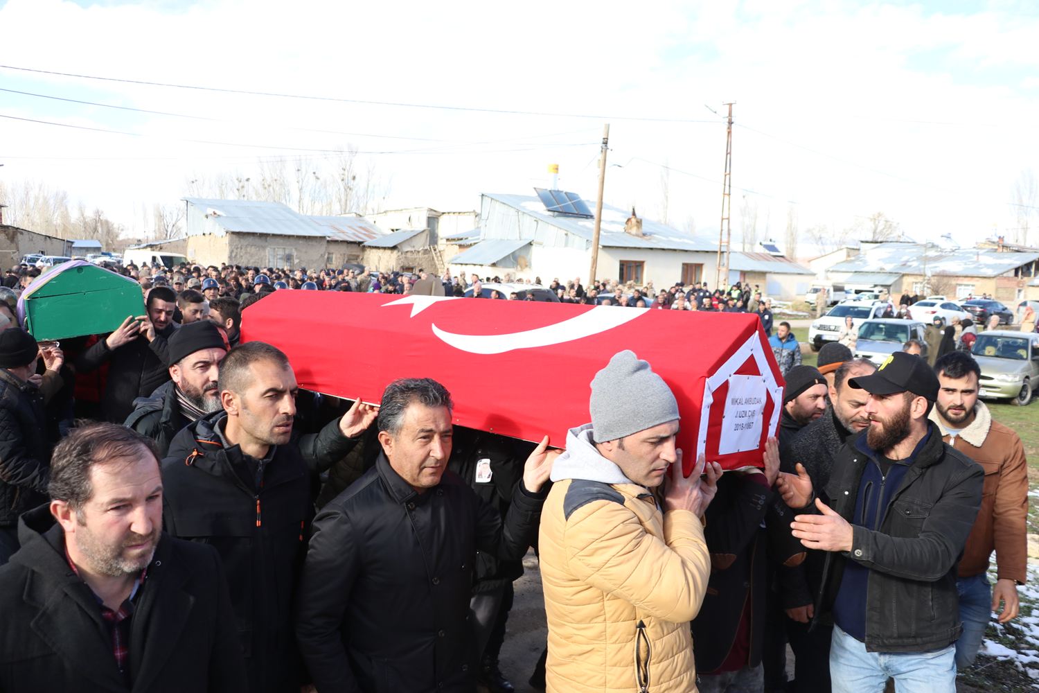Bayburt'ta kazada hayat�n� kaybeden uzman �avu� ile e�i ve k�z�n�n cenazesi defnedildi