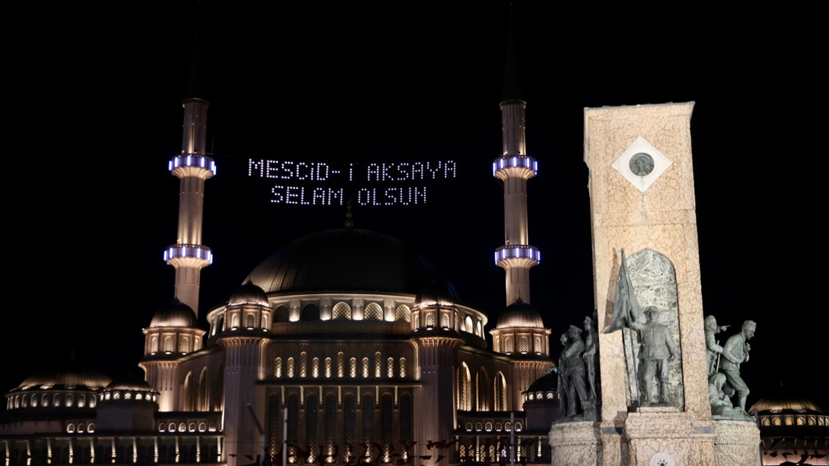 Taksim Camisi'nde dikkat eken mahya!