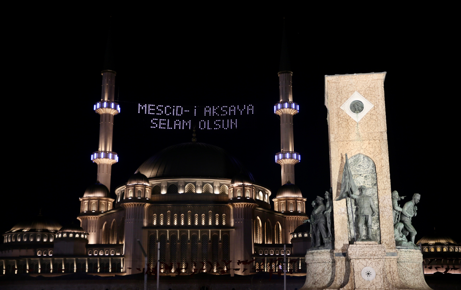 Taksim Camisi'nde dikkat �eken mahya!