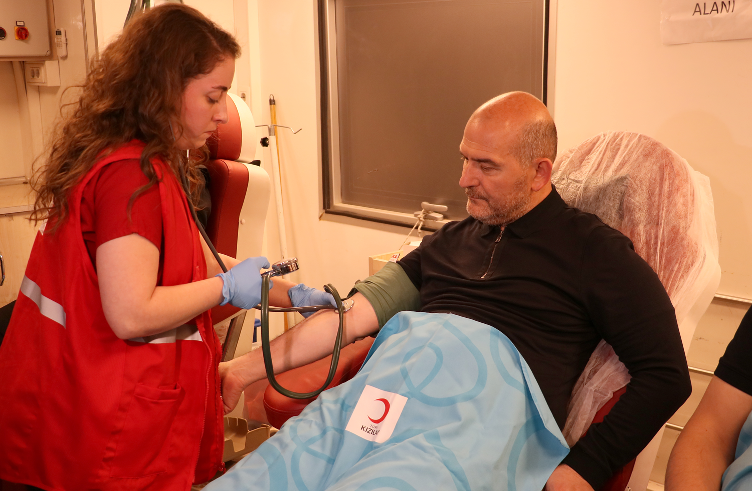 Bakan Soylu, kan ba����nda bulundu