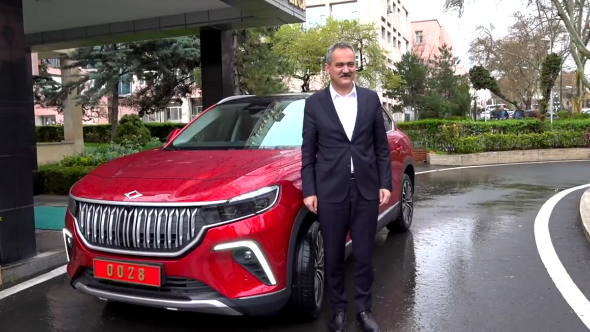 Bakan �zer, Togg'u kulland�