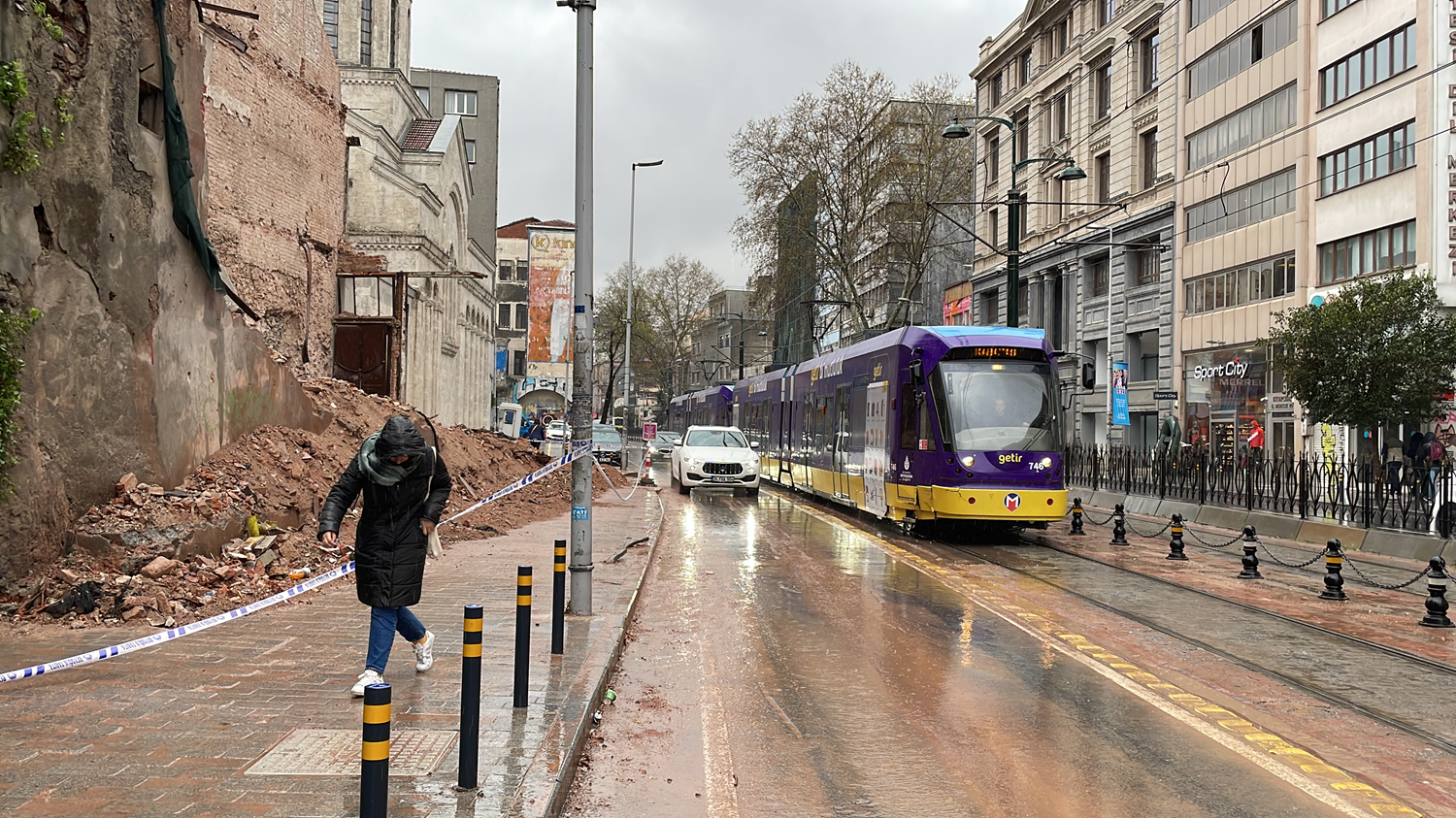 Beyo�lu'nda ��ken tarihi binan�n molozunun kald�r�lmas�n�n ard�ndan yol trafi�e a��ld�