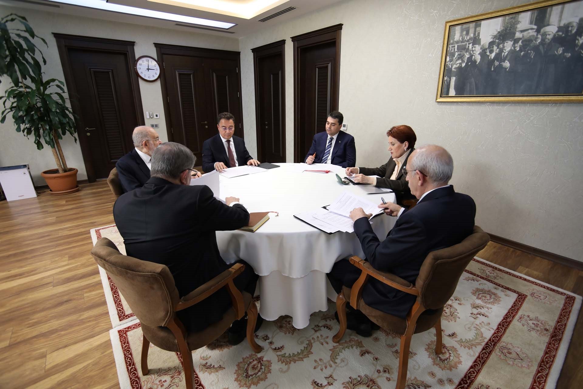 7'li koalisyonda 'ekonomi patronlu�u' kavgas�: 3 isim de ayr� telden �al�yor