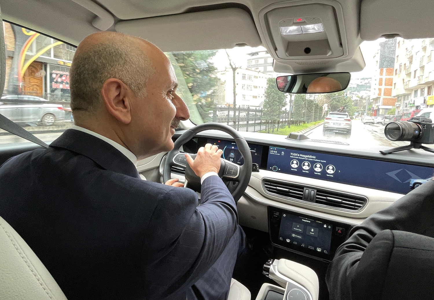 Bakan Karaismailo�lu: Art�k T�rkiye'nin ak�ll� yollar�nda Togg arabayla seyahat edece�iz