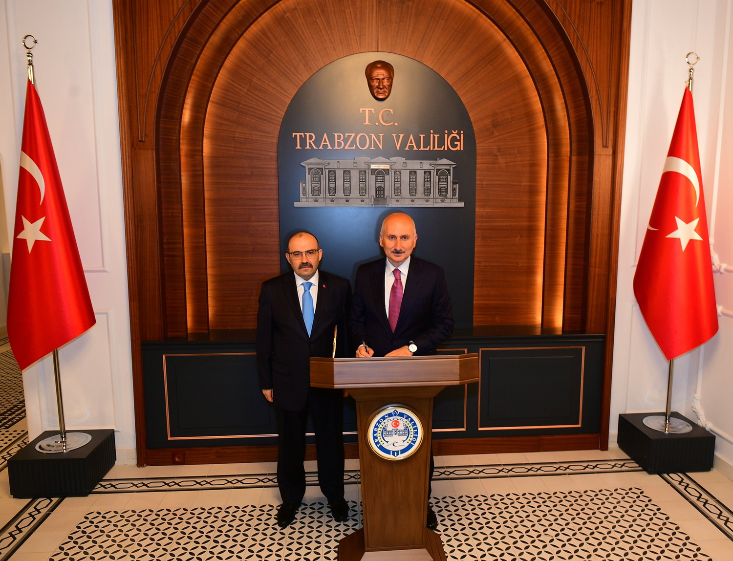 Bakan Karaismailo�lu, Trabzon Valili�ini ziyaret etti