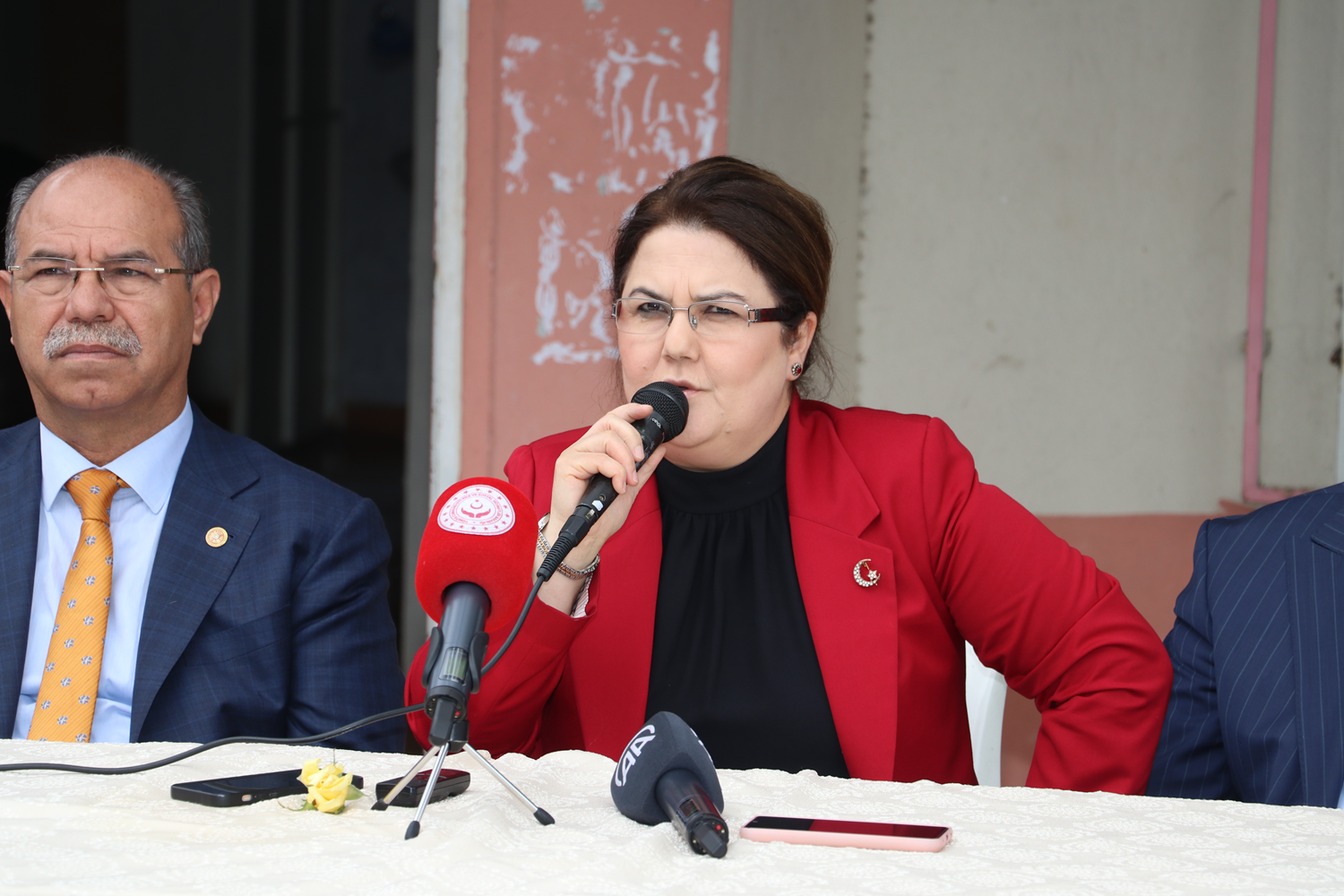 Bakan Derya Yan�k: Bu topraklar�n vatansever evlatlar� sand��a sahip ��kacak
