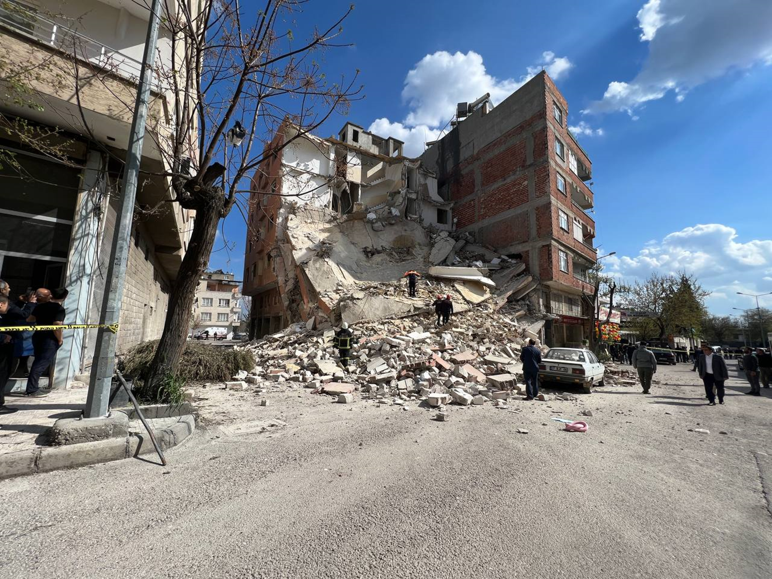 Kilis'te a��r hasarl� bina ��kt�