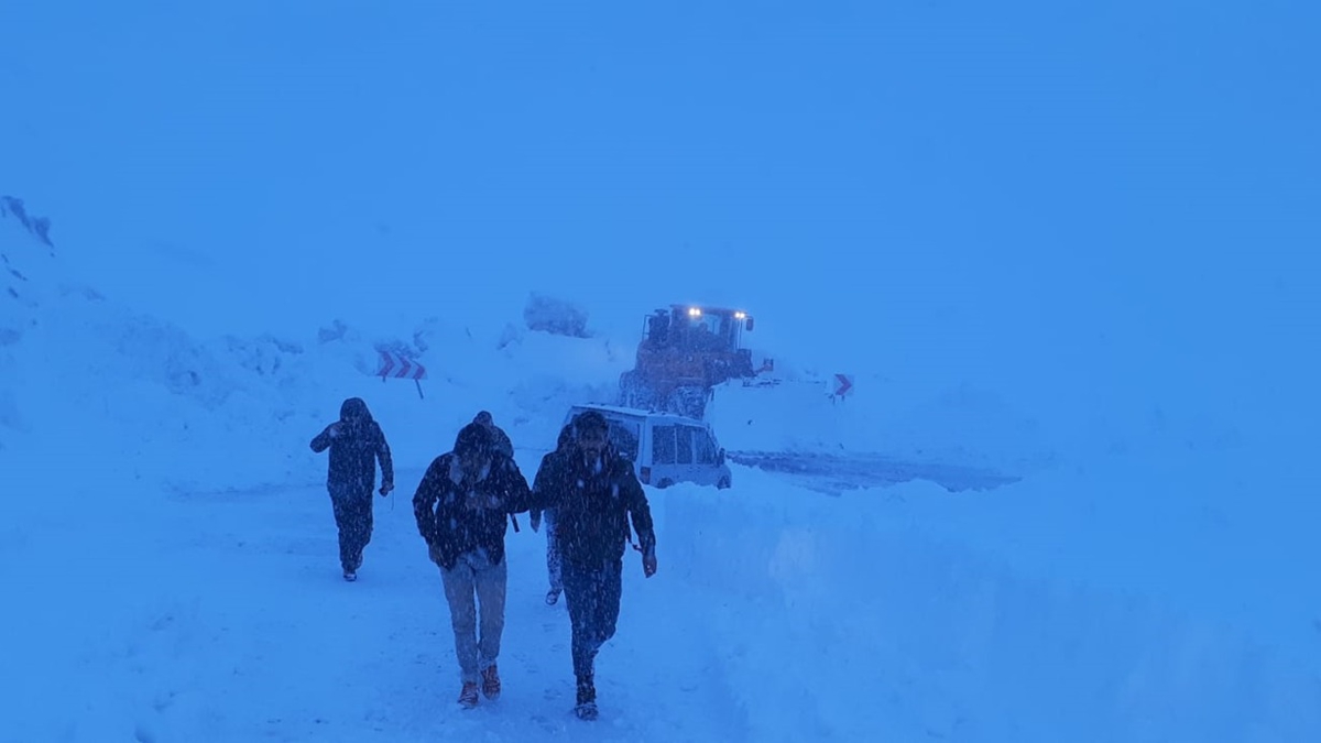 Van kar yana teslim oldu! 112 ekipleri blgeye intikal etti