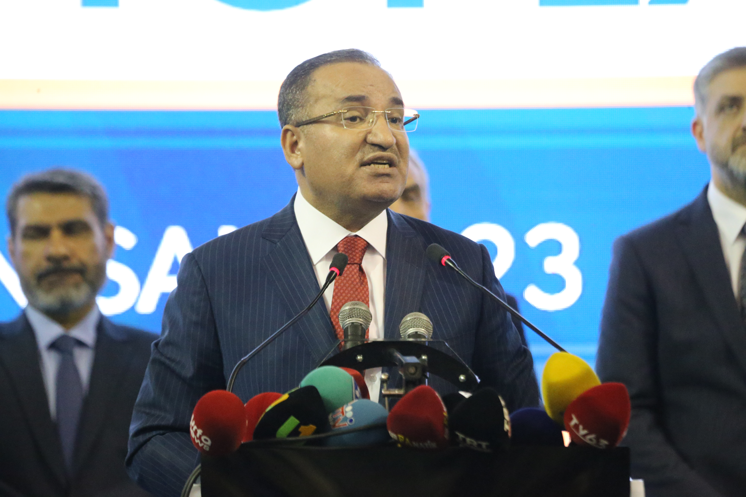 Adalet Bakan� Bozda�: B�t�n onlar� sand��a hep beraber g�mece�iz