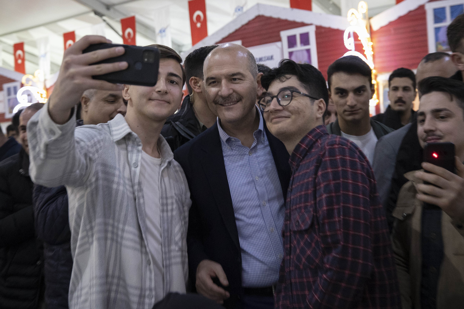 Bakan Soylu sahur program�na kat�ld�