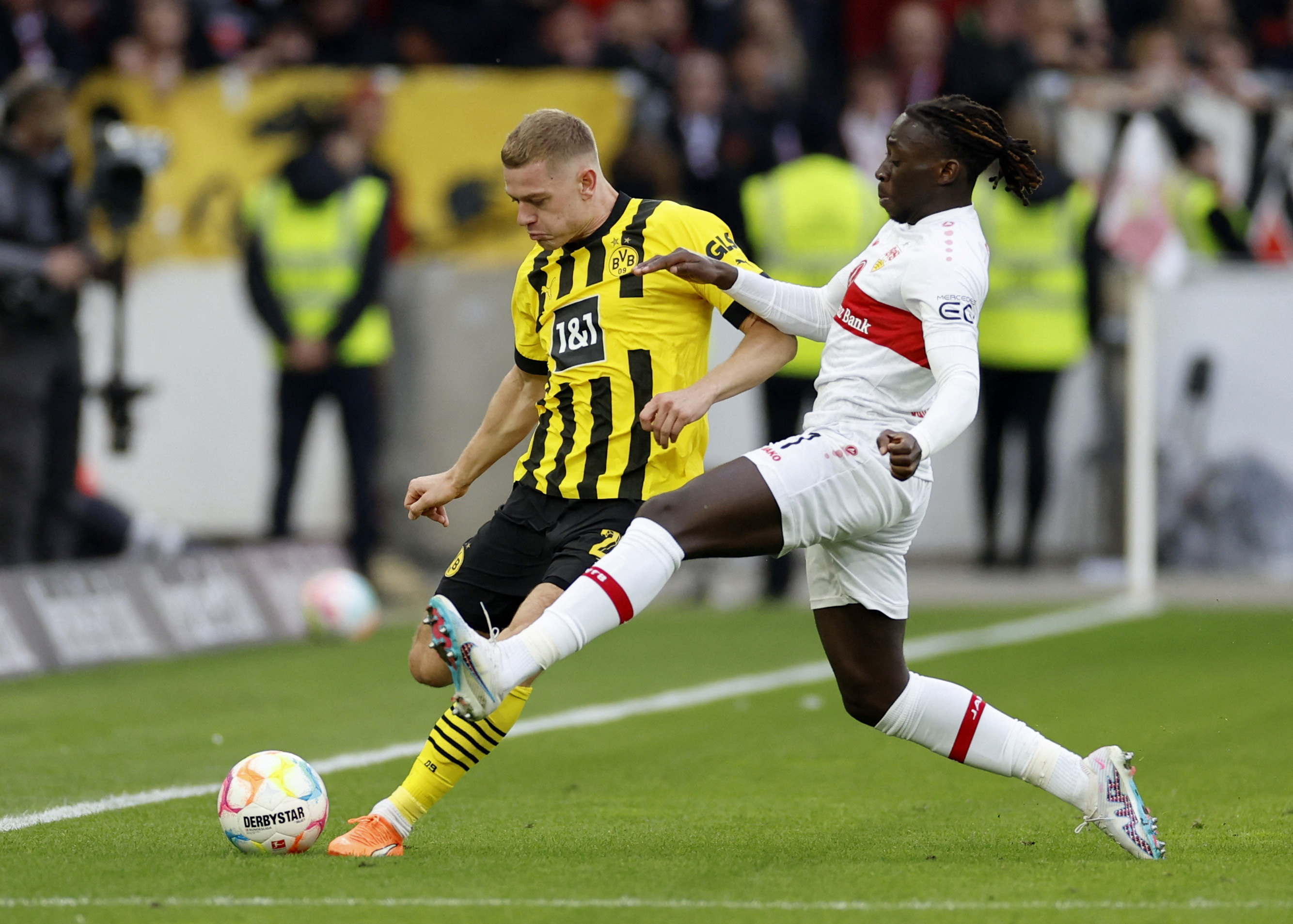 Borussia Dortmund, Stuttgart ma��nda puanlar payla��ld�