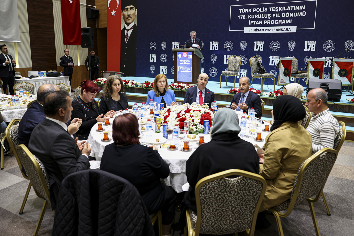 Emniyet, �ehit aileleri, gaziler ve depremzedeler i�in iftar program� d�zenledi