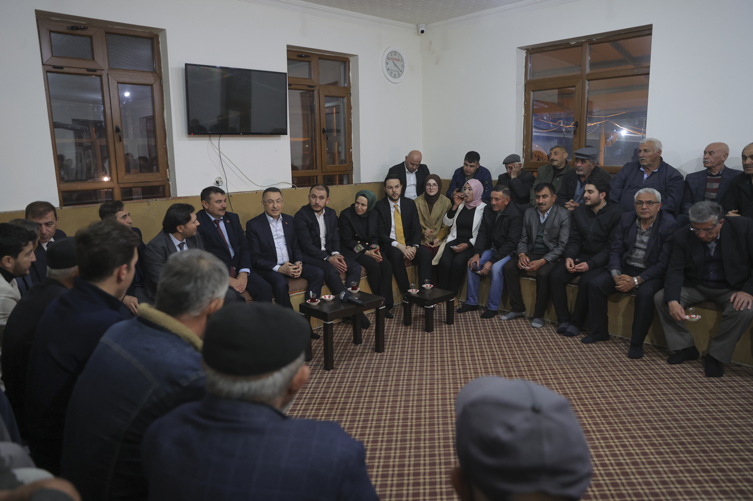 Fuat Oktay, Il�ca k�y�nde vatanda�larla bulu�tu